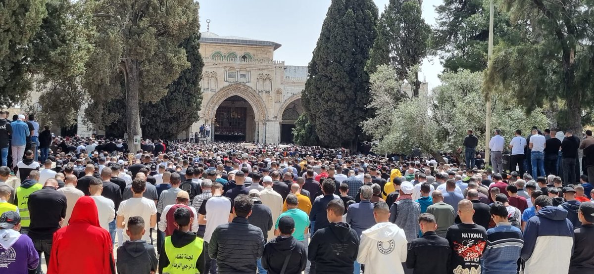 islamasalya88's tweet photo. İşgalcilerin tüm kısıtlamalarına rağmen 135 binden fazla Müslüman, Cuma namazını Mescid-i Aksa'da kıldı. Elhamdülillah https://t.co/ZSORy77FWK