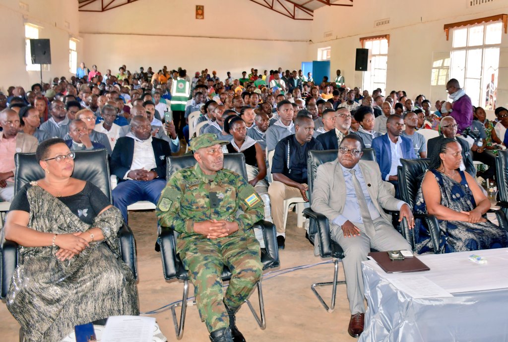 RwandaWest's tweet photo. Guverineri w'Intara yihanganishije abarokotse Jenoside, abasaba gukomeza guharanira kubaho, yavuze ko Leta izakomeza kubaba hafi. Abaturage basabwe gukomeze kwamagana abagifite ingengabitekerezo ya Jenoside n'abahohotera abarokotse. https://t.co/OXKispHjxP
