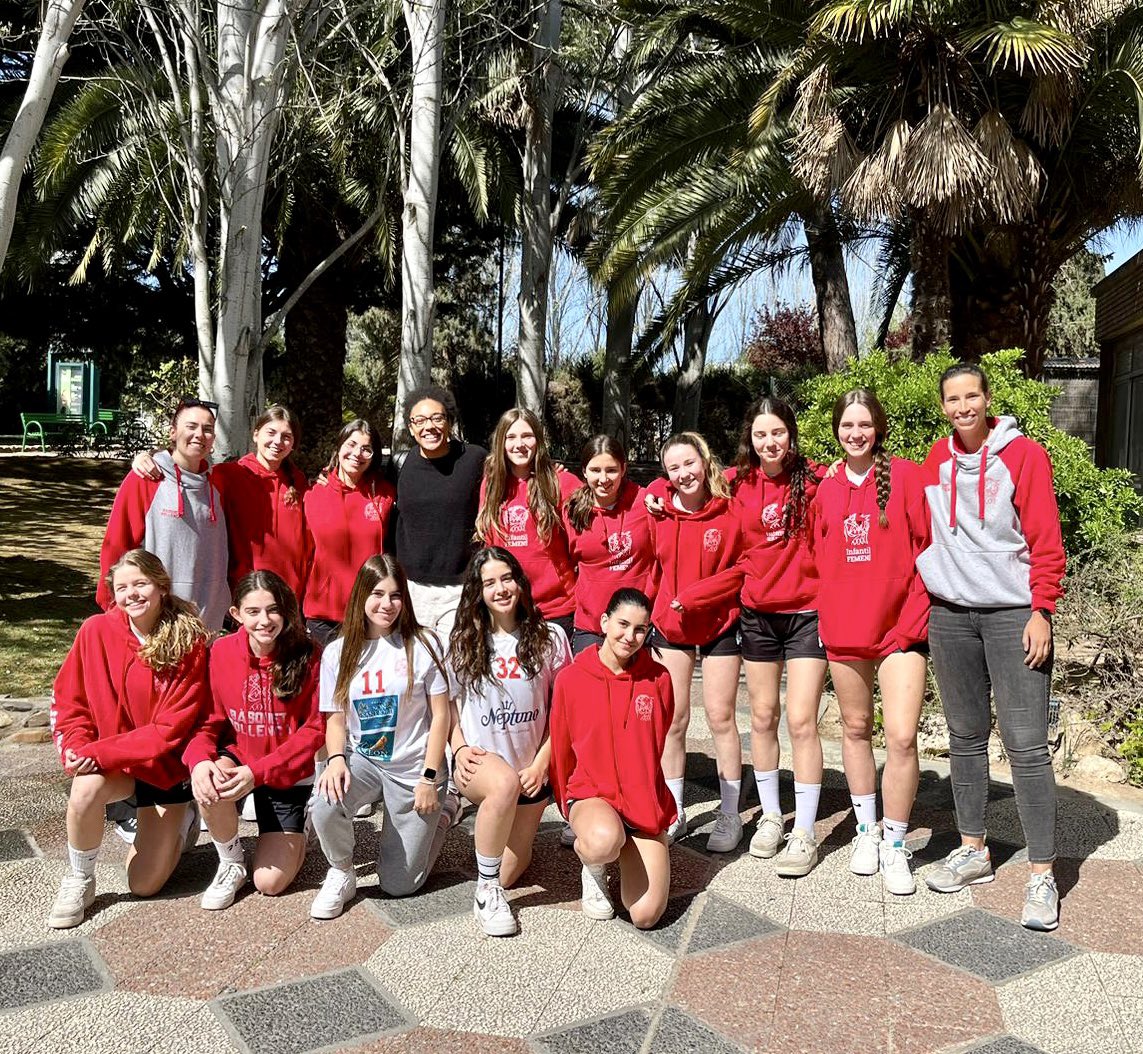 BasquetPollensa's tweet photo. ⭐️ La MVP de la darrera Copa de la Reina, @HelenaOma, s’ha acostat avui fins @olivarbasketkdt per saludar les nostres nines i donar-les ànims per al que queda de torneig. ☺️ Mil gràcies, Helena. Ja estam preparades per guanyar qualsevol torneig!!! 😏

#WeTheNorth https://t.co/KrfWyzprO2