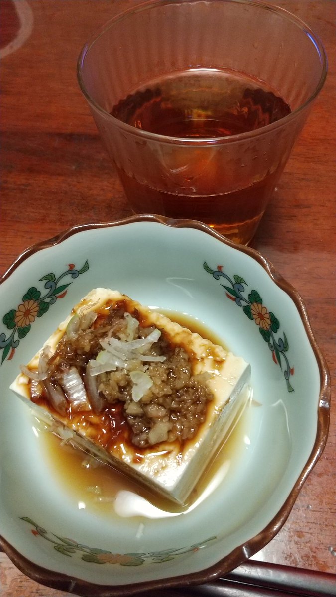 今日のハッピーアワーは、冷奴❗️豆の味を感じながら焼酎ほうじ茶割り、旨し‼️👍