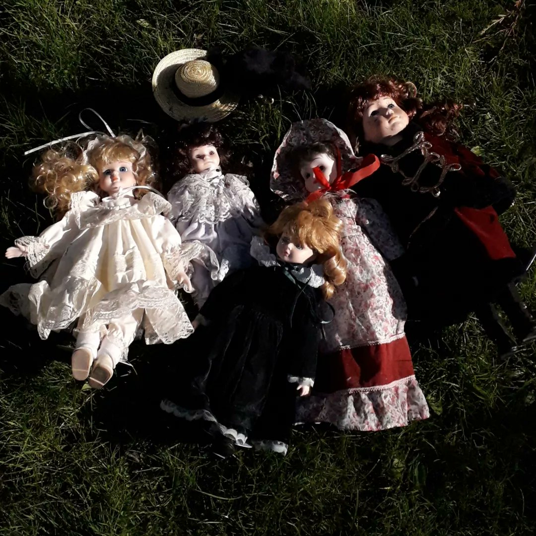 I made new friends by the local dump. And tore them apart.
#NewFriends #BareNakedLadies #FriendlyLocals #Dolls
