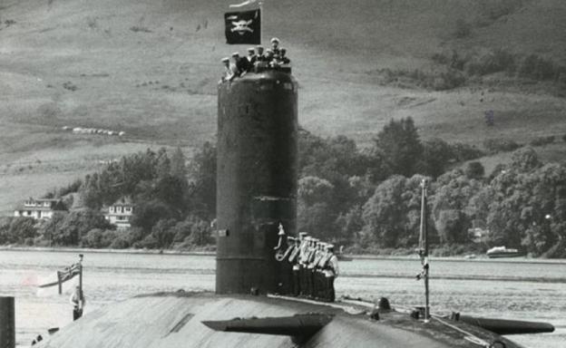 LaEscriba's tweet photo. 1- 3 de Mayo de 1982.
Hacía 24 horas que la Guerra había llamado a las puertas de Argentina, y de la manera más brutal.
El día anterior, el submarino nuclear británico Conqueror había torpedeado y hundido al crucero General Belgrano. https://t.co/17KhREgeNL