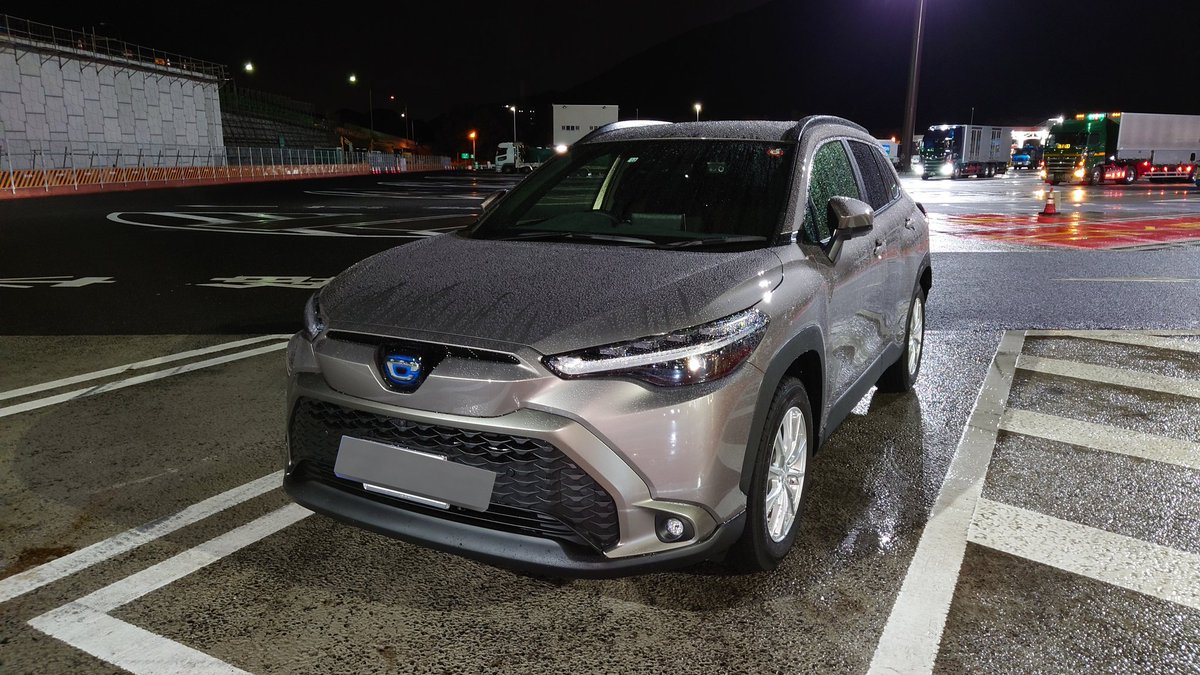 kuma_corocro115's tweet photo. 雨でも夜でもカッコええ～！

実家まであと350km
頑張ろ😅

#カローラクロス https://t.co/9lbc7xVt3B