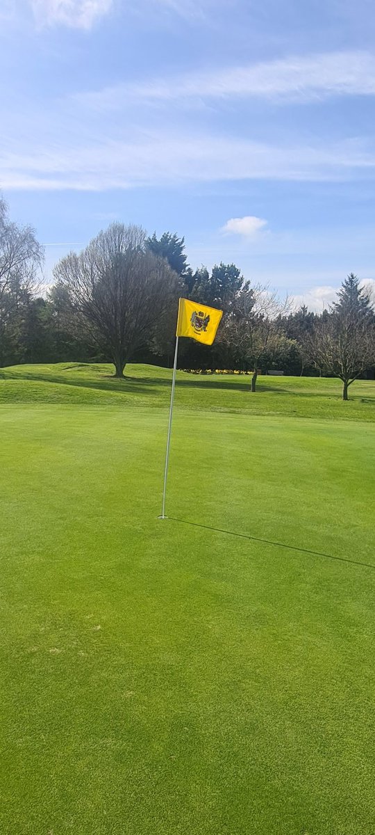 Blue skies, cracking sunshine, full timesheets and new flags&amp;poles(thanks to YPD Golf)!!! Final prep near complete for a fantastic Easter weekend of golf <a href="/dundalkgolfclub/">Dundalk Golf Club</a> #GreatFriday 🏌‍♂️🏌‍♀️🏌
