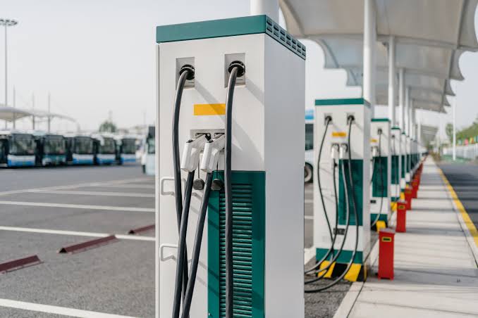 The_GauravS's tweet photo. Delhi Govt. to set up EV infra. & install 100 EV charging stations (PPP model), at metro stations & bus depots by July end, with charging cost just @ ₹3/unit.
Power minister @AtishiAAP, has directed DTL to ensure 50 stations get ready by April.
#EV #EVIsFuture #EVRevolution https://t.co/1Hxhxdxwaz