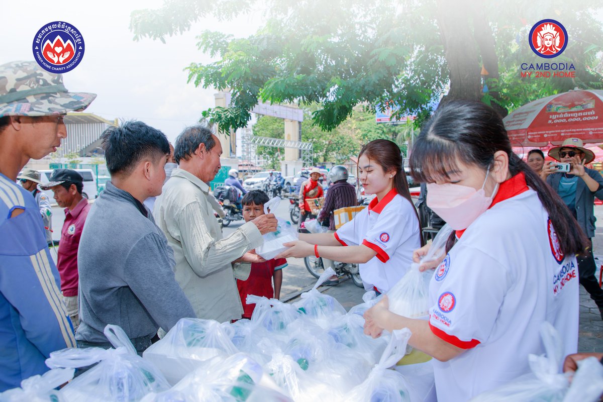 cambodia2ndhome's tweet photo. ❤️Cambodia My Second Home (CM2H) always cares about people who are in need.❤️
There were some activities of food charity in early April 2023. 

#CambodiaMy2ndHome #CambodiaMySecondHome #CM2H #KHmerHomeCharityAssociation #KHCA #Charity https://t.co/9iQlOlqUMG