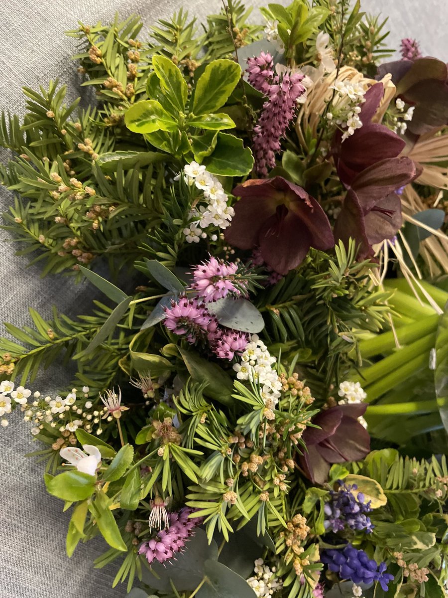 Happy Easter everyone🐣 
#Springwreath #tabledecoration #Seacroftflowers #familytime