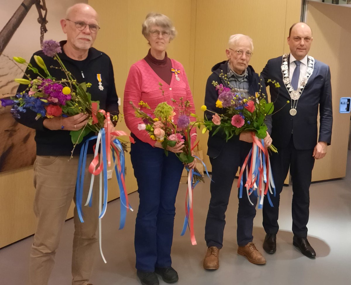 Uitgelicht op ons online dorpsplein:  Koninklijke onderscheidingen voor 3 kanjers van WVF! dlvr.it/Sm6w1X