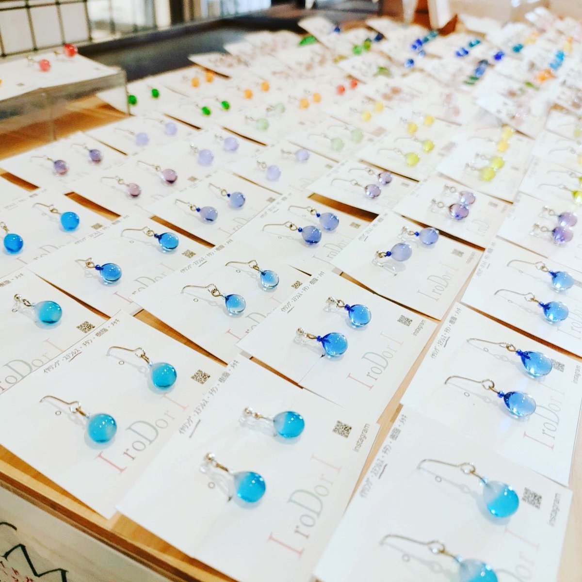 irodoripanda's tweet photo. 〈ガラスイロ〉IroDorIです♪
新学期も始まりましたね

○一雫のガラス達○

学校や会社であまり大ぶりな物はつけられないけど何か欲しいなぁ🤗

そんな時にどうですか
こつぶですが耳元で…キラキラ輝いてます

#ペリエ千葉
#ハンドメイドガーデンズ
#hmg
でお手に取って頂けます。 https://t.co/o5XgIiFCR5