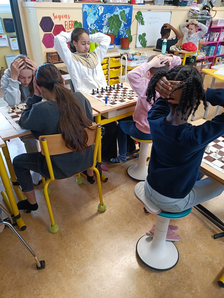 classedesmakers's tweet image. Le vendredi matin, nous apprenons à jouer aux échecs avec Hadrien, qui joue à l&apos;Echiquier Chalonnais.