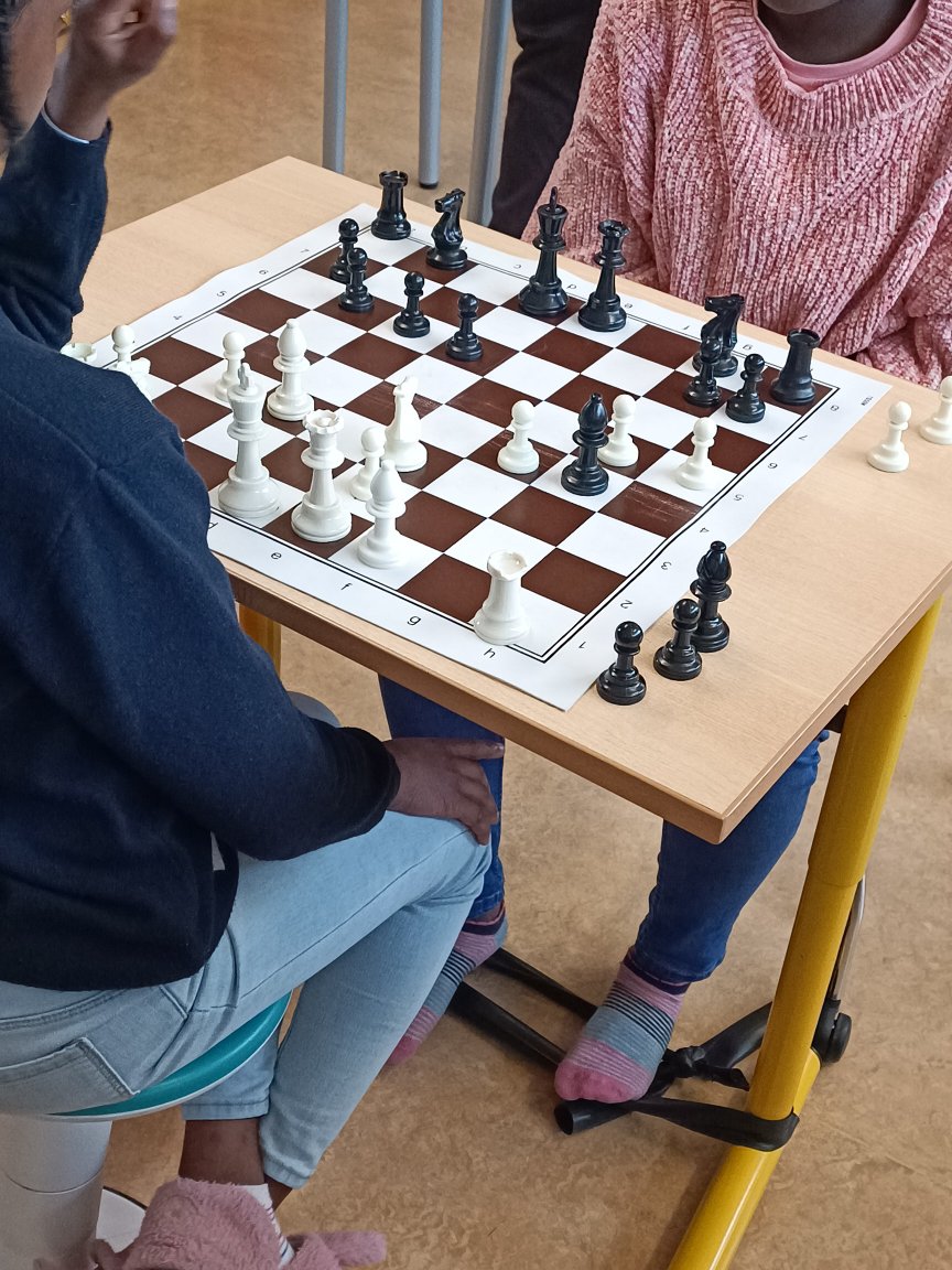 classedesmakers's tweet image. Le vendredi matin, nous apprenons à jouer aux échecs avec Hadrien, qui joue à l&apos;Echiquier Chalonnais.