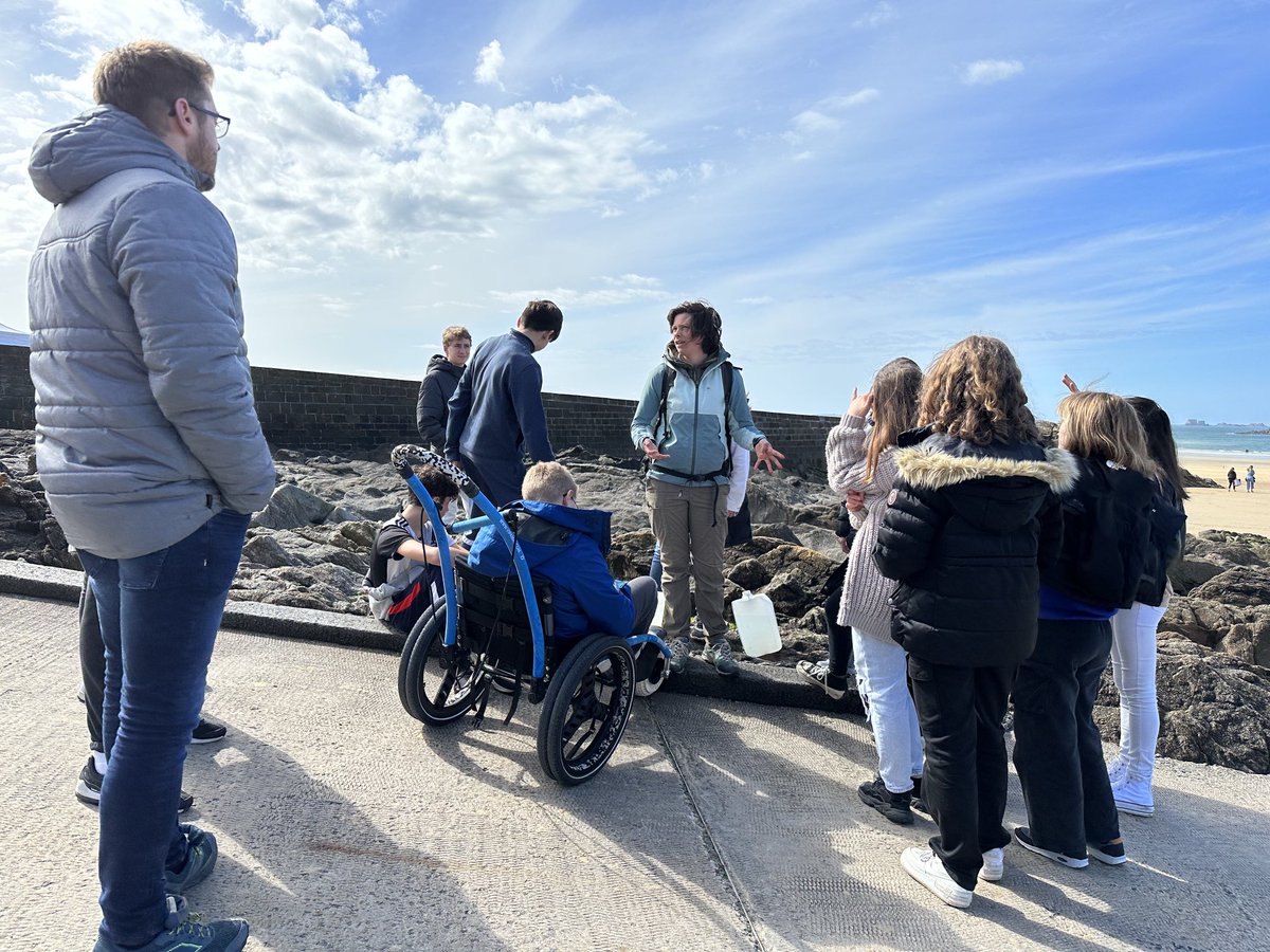 ⁩[Aire Marine Educative] Recherche de micro- plastiques sur la plage de la Hoguette St Malo pour les élèves de 4ème AME. Prochaine étape: observation au microscope en classe.⁦<a href="/edd_acrennes/">EDD Académie de Rennes 🌿🌍</a>⁩ ⁦@DAACBretagne⁩ ⁦⁩ ⁦<a href="/REEBfil/">REEB</a>