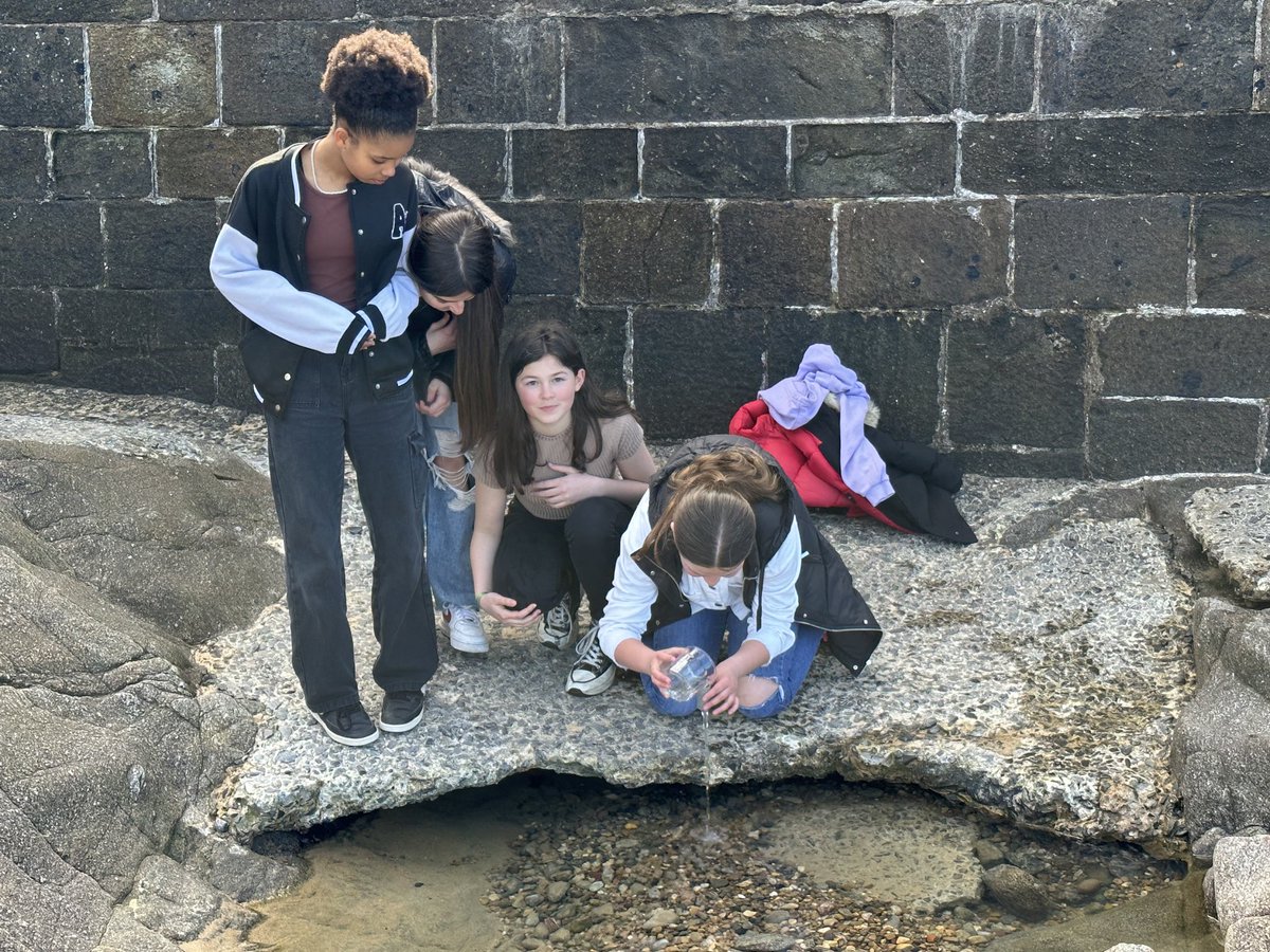 CollegeMalo's tweet photo. ⁩[Aire Marine Educative] Recherche de micro- plastiques sur la plage de la Hoguette St Malo pour les élèves de 4ème AME. Prochaine étape: observation au microscope en classe.⁦@edd_acrennes⁩ ⁦@DAACBretagne⁩ ⁦⁩ ⁦@REEBfil https://t.co/nF7PzTWs09