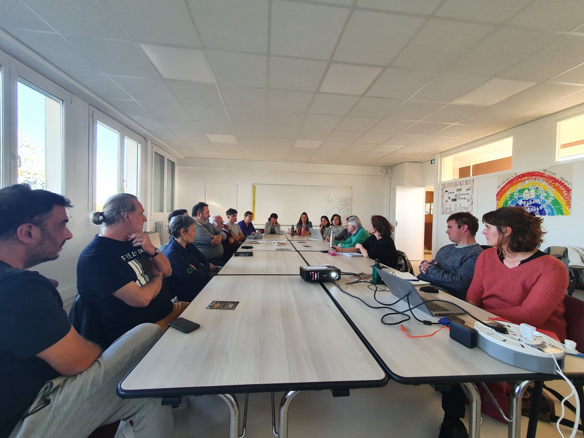 EELVPB's tweet photo. 💚🙋♀️🙋♂️Réunion mensuelle : Nous étions nombreux hier pour écouter Pauline Dehani nous présenter "Les politiques d'achat public responsable, un levier pour la transition écologique et solidaire"
#politiquespubliques #achatresponsable
#nosmilitantesontdutalent
Rejoignez nous ! https://t.co/VGpCDbkDg9