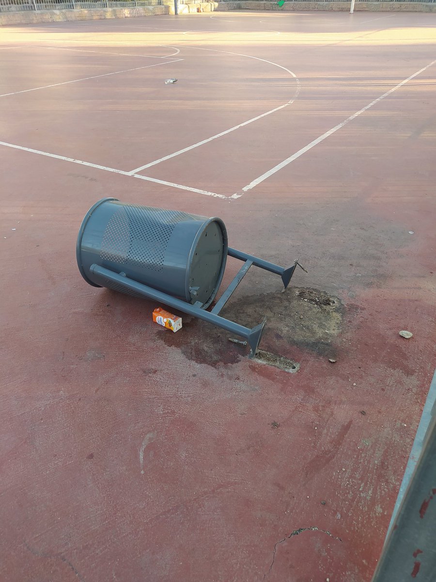 marta_chi's tweet photo. Buenos días, @MADRID Hay una papelera arrancada en la cancha de baloncesto de Baterías. Gracias. https://t.co/U0XNcMnxJE