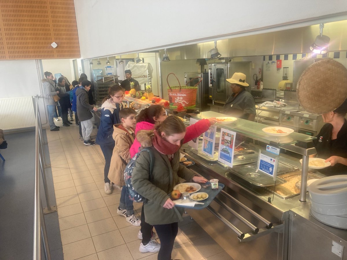 [Accueil des CM2] Plus de 250 élèves de CM2 des 8 écoles de notre secteur ont découvert le collège Chateaubriand  ! Quelques heures en classe, dans la peau d'un collégien, appréciées par tous ! <a href="/acrennes/">Académie de Rennes</a> <a href="/DSDEN_35/">DSDEN 35</a>