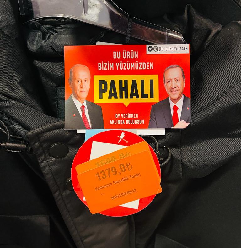 serakadigil's tweet image. Bu şahane stickerları tasarlayan @mahirgra İzmir’de gözaltına alınmış. 

Aşırı tarafsız(!) yargımız yine hırsızların değil “hırsız var” diyenlerin peşinde maşallah!

Gerçekleri söyleyenler değil, ülkeyi bu hale getirenler YARGILANACAK.

#Son37Gün
#MahirAkkoyunSerbestBırakılsın