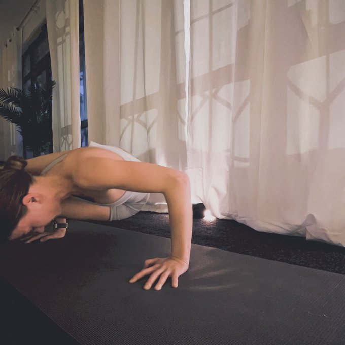 3 pic. I filmed yesterday my yoga routine 🫶

Pic 2,3 is Astavakrasana (almost got it on both sides) 😁