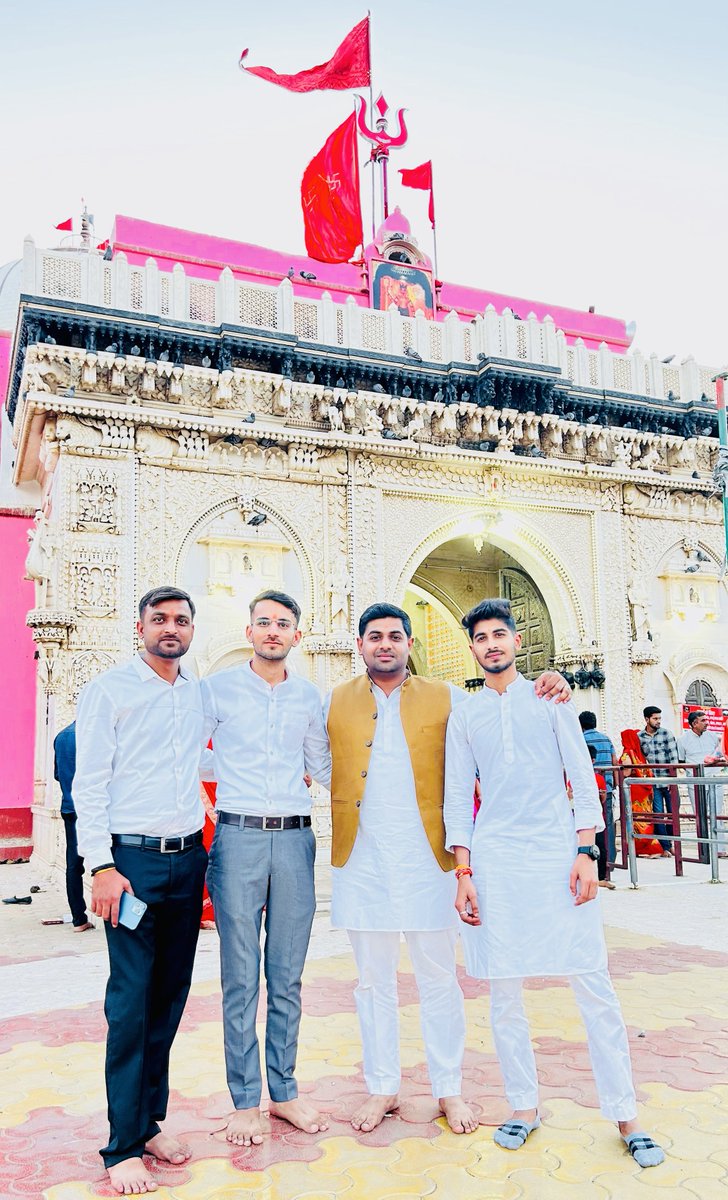 आज राजस्थान में करणी माता जी का दर्शन कर पूजा अर्चना की।

करणी माता का मन्दिर एक प्रसिद्ध हिन्दू मन्दिर है जो राजस्थान के बीकानेर जिले में स्थित है। इसमें देवी करणी माता की मूर्ति स्थापित है। यह बीकानेर से 30  किलोमीटर दक्षिण दिशा में देशनोक में स्थित है। करणी माता का जन्म चारण