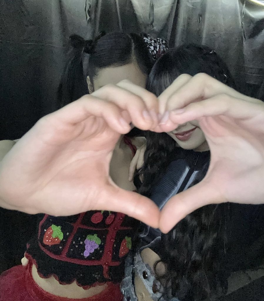 lomlkjn's tweet photo. OK JENLISA OK https://t.co/aeSBTwtc3I