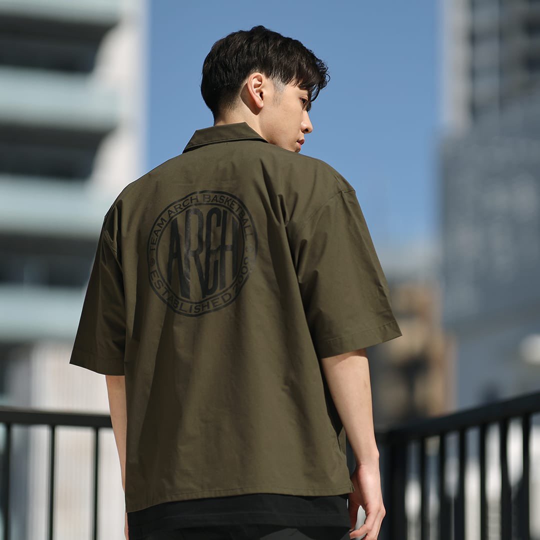 Arch_BAL's tweet photo. [Arch Online Store Limited]
team arch circle wide shirt
(khaki)(black)

架空のバスケットボールチーム「TEAM ARCH」のサークルロゴをバックにプリントした、スタイリッシュなオーバーサイズのショートスリーブシャツ。
⁡
#arch_bal #ARCH_BALLER
#limited #オンライン限定 #シャツ
#TEAMARCH https://t.co/qEhCuiYH1y