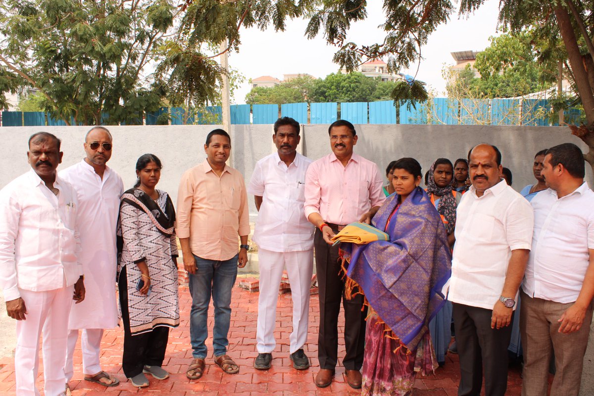DCManikondaGHMC's tweet photo. Today CDMA sir has felicitated  smt Susheela with saree who is doing commendable work in sanitation as driver of Swachh auto and earning livelihood under driver-cum- owner scheme.
@cdmatelangana @arvindkumar_ias @KTRBRS @Prateek_JainIAS @CollectorRRD @SwachhBharatGov https://t.co/qJs3muXEXN