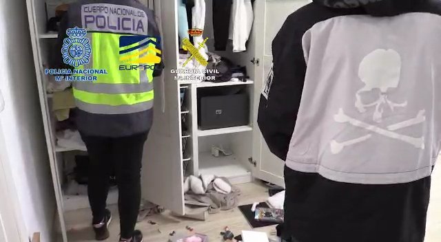 policia's tweet image. 🚩¿Ya has comprobado si tu identidad digital está a salvo?

Pulsa 👇🏻
politie.nl/en/information…

#Ciberagentes de @policia  @FBI @Politie @Europol desmantelaron esta semana una plataforma #online con datos de 2 M de personas

👉🏻17 países participantes
👉🏻119 detenidos
👉🏻208 registros