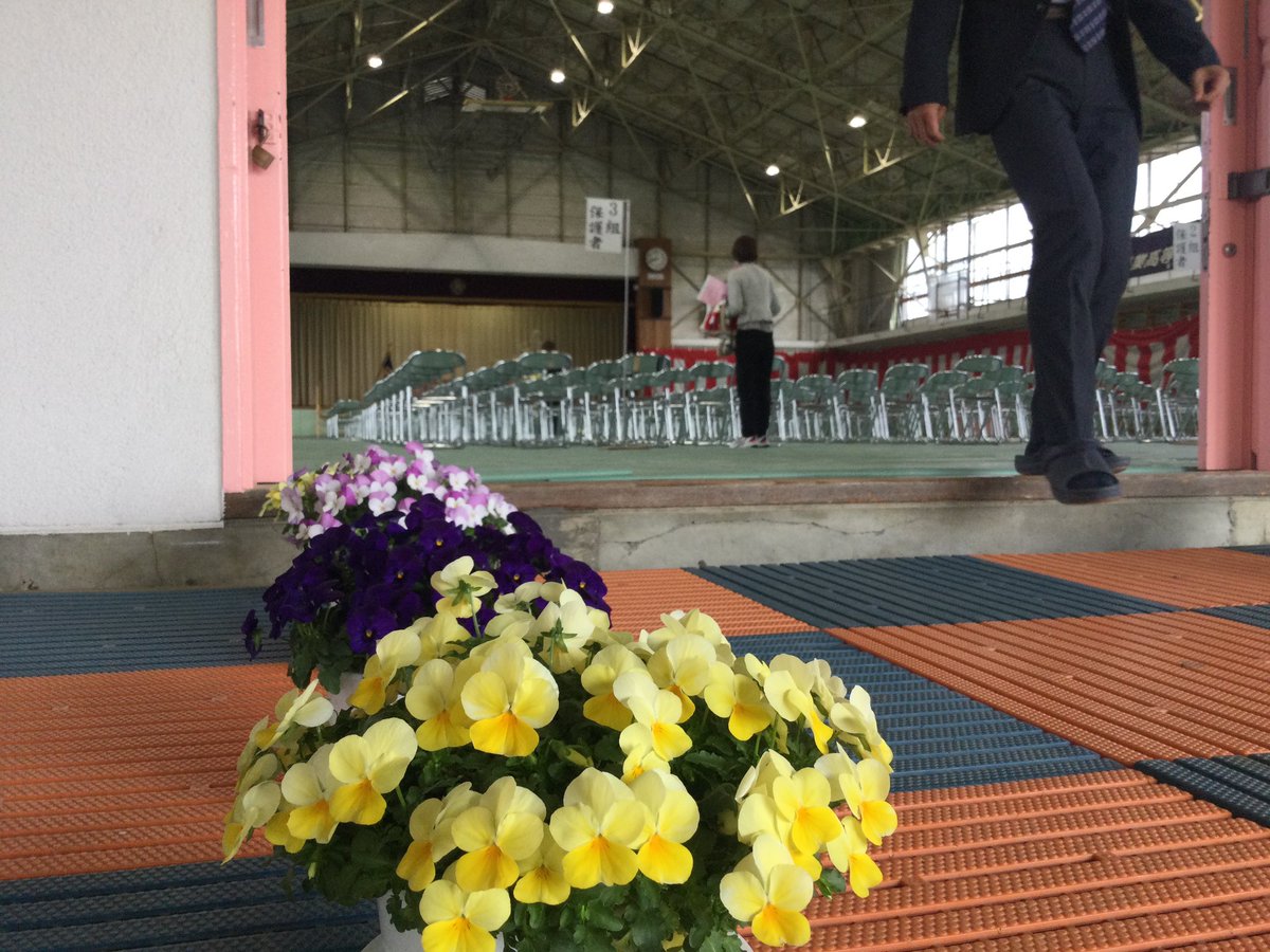 入学式を挙行し、暖かな春の陽気のもと145名の新入生を迎えました。
学校長や来賓の方々からは力強く、愛情に満ちたメッセージが贈られ、新入生は期待を胸に厳粛な気持ちで式に臨んでいました。
これで皆さんも「更農生」の一員です。
一緒に「更農」で学び、感じ、成長していきましょう！