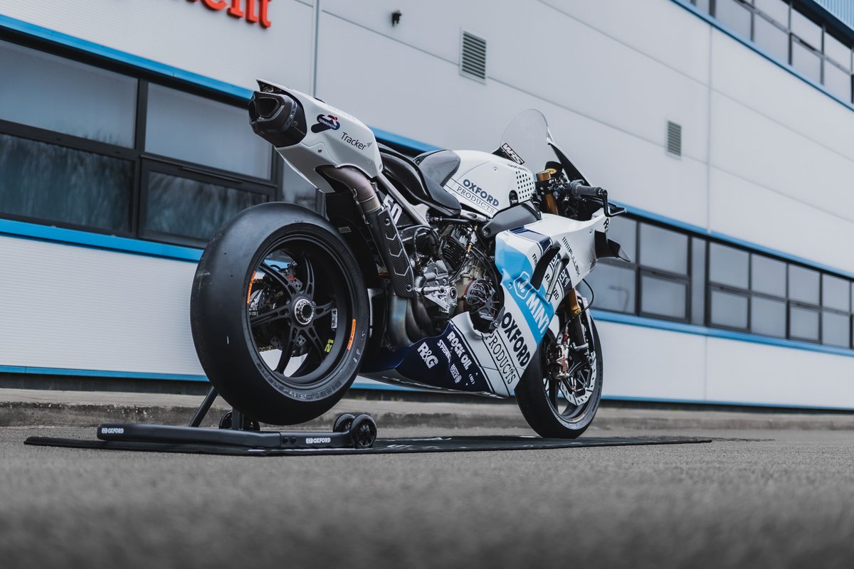 I think we should start a petition for <a href="/MotoRapidoBSB/">Moto Rapido Racing</a> to run this retro livery for the entire 2023 season!! 😍😍 #SilverstoneBSB #Ducati