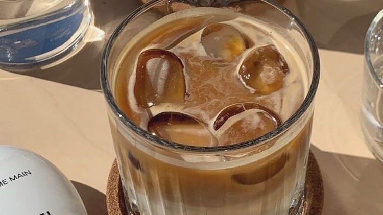 malusokay's tweet photo. Starting the day with an iced coffee <3 https://t.co/nycSsCo7f5
