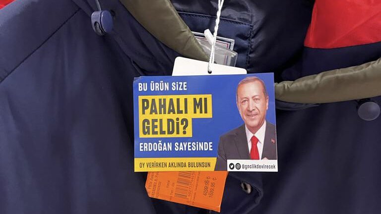 “Bu ürün size pahalı mı geldi? Erdoğan sayesinde.”
Çıkartmalarını hazırlayan Mahir Akkoyun, yine “Erdoğan sayesinde” gözaltına alındı! 

“Türkiye ekonomisinin sorumlusu benim ben.” Diyen Erdoğan, zaten bu tablonun tek sorumlusudur!

Burada suç nerde?