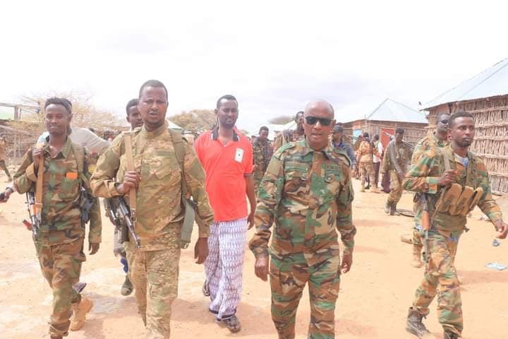 DailyJubba's tweet photo. #Hiraan Region’s Governor Ali Jeeyte Osman announces the start of the 2nd offensive against #AlShabab south of #BaledWeyne, the capital of the Hiran region.
In the 1st phase, Somali National Army & allied local clan militia liberated territory across & along the #Shabelle River. https://t.co/3C06NmBdol