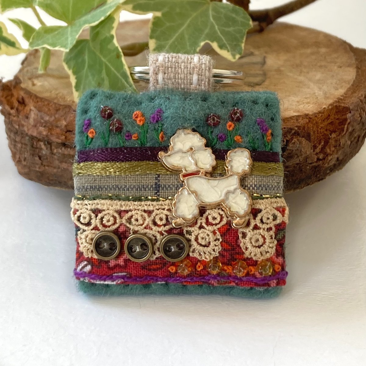 elliestreasures's tweet photo. Pretty white poodle keyring hand sewn from mixed fabrics with trims and tiny embellishments.
Unique #giftideas by Ellie's Treasures.

https://t.co/mC8r1tc5Qk
https://t.co/4Q2Ld3aln3

#mhhsbd #earlybiz #shopindie #poodle #doglovers https://t.co/UUb2KKj1Zv