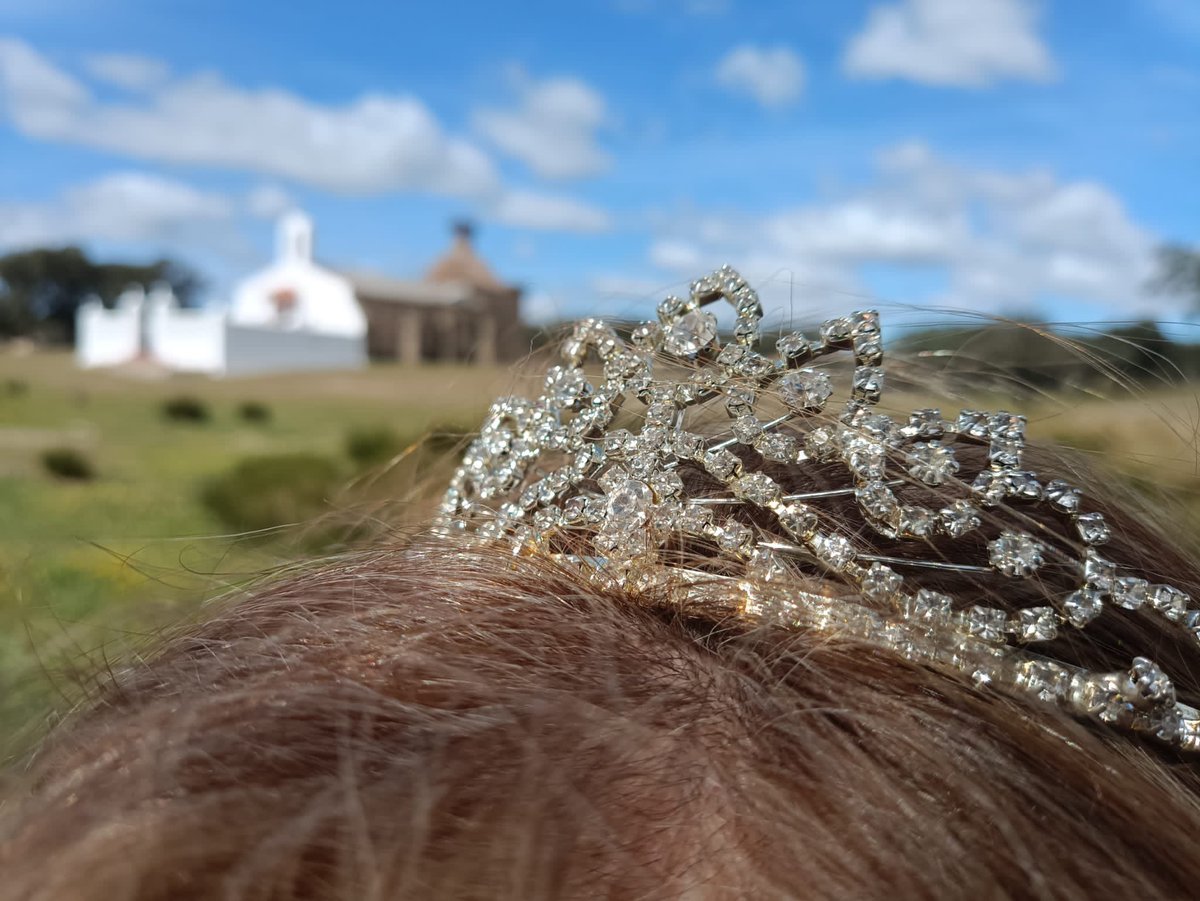 La_Guakara's tweet photo. 🫅🏽LA REINA DE LA GUÁKARA 2023, estás a punto de conocerla. Mañana sábado de 10:00 a 13:30 podrás conseguir la #laguakara49
👉🏻 Estaremos en la esquina de La Tahona 
👉🏻Un coche recorrerá las calles de pueblo 
Después en puntos habituales de recogida. SORTEAMOS CESTA! @asocxamacka https://t.co/gyVwzk6SCL