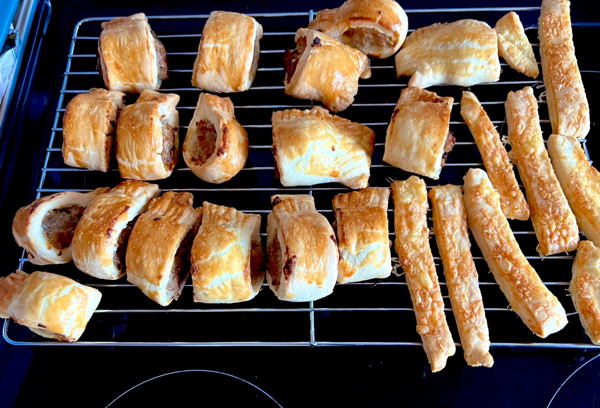 #FollowBackFriday #ThrowBackFriday #CakeClub @Carwyn_Tywyn @exdon @HettySparkles  @petehotchkiss @JoeZBlair @womble57 (always missed and never forgotten)! #CakeClub #AFCWimbledon let’s get 3 points! #GoodFriday #SausageRolls