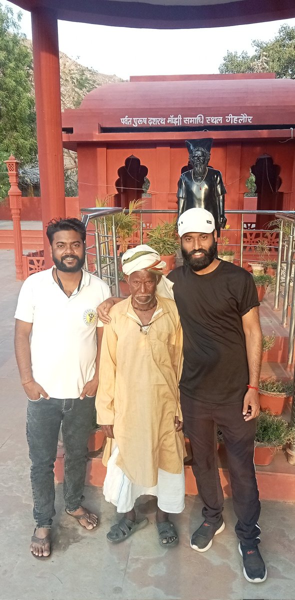 Vikashray_'s tweet photo. #माउंटेन_मैन_दशरथ_माँझी के पुत्र #भागीरथ_मांझी दुःख, दर्द में जीवन गुजर रहे है हर कोई वादा करके चले जाते हैं सरकार हो या फिल्म इंडस्ट्री जो 2% देने का वादा किया गया।लेकिन 2 पैसा तक नसीब नहीं हुई। https://t.co/1liLyLHNPR