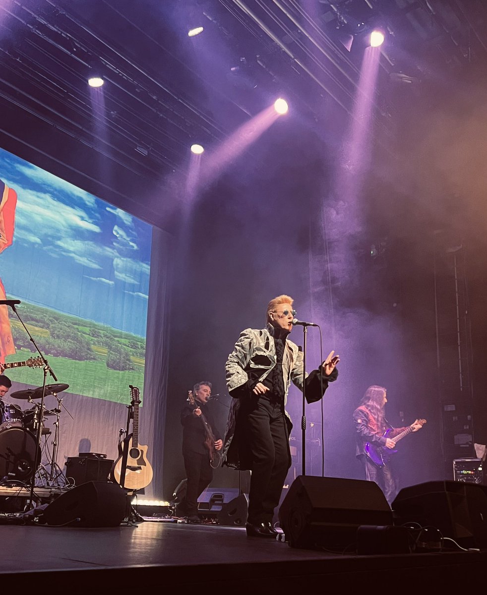 marka999's tweet photo. Bowie night . . . .

@ultimate_bowie at @thecustomshouse 

#GigListMA2023
#gig6

⚡️🎶🎸🎶⚡️ https://t.co/NUx7YnOsks