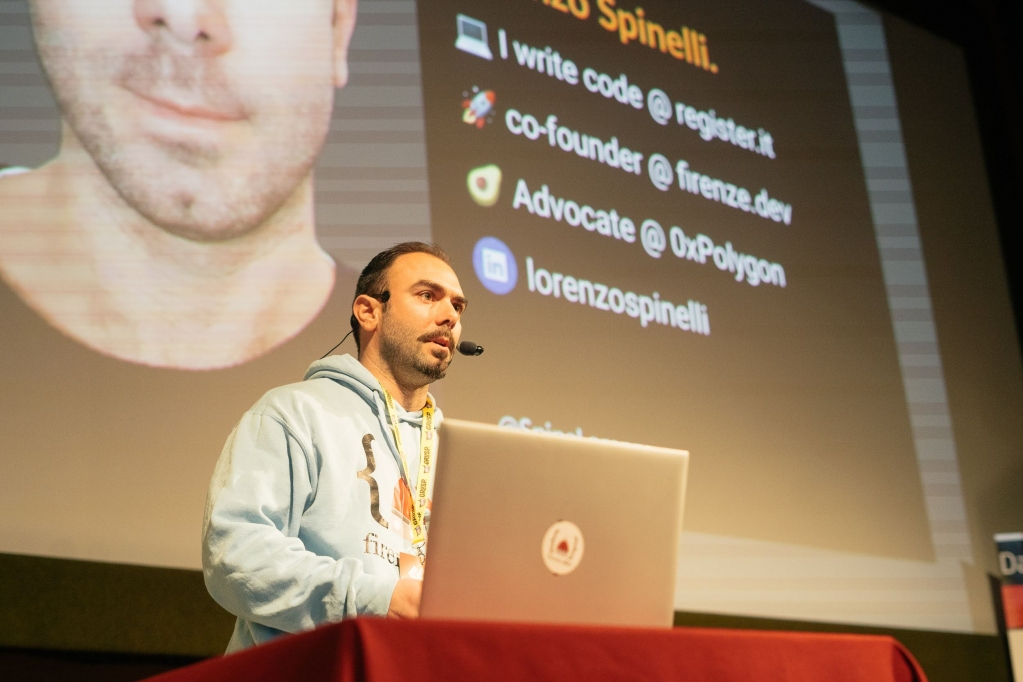 Foto da #cssday 📸
💙 <a href="/SpinaLorenzo/">Lorenzo Spinelli</a> , Fullstack dev <a href="/registerit/">Register</a>  e Co-founder <a href="/firenzeDev/">firenze.dev</a> 
💙 <a href="/MaxArt2501/">Massimo Artizzu 🇺🇦🔱</a> , Web Dev Manager <a href="/antreem/">Antreem</a> 
💙 <a href="/404answnotfound/">Lorenzo Pieri</a> , sr Software Engineer @ Antidote Technologies Inc.

Hai perso i talk? Acquistali qui
bit.ly/shop-grusp
#css #cssday23