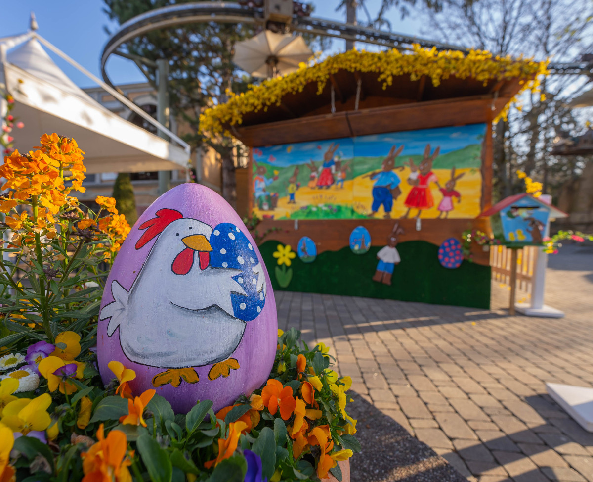 europa_park's tweet photo. Der #Osterhase hat #EdEuromaus einen Besuch abgestattet und zusammen haben sie unser Osterdorf vorbereitet! 🐰🌸☀️ Von Freitag-Montag erwarten tolle Mitmach-Aktionen im Fr. Themenbereich und eine Kinder-Mal-Aktion mit #PeterGaymann im blue fire Dome. 🐣👉 https://t.co/oGDxg7TfTa https://t.co/AdxZXS6wVG