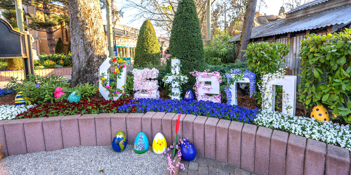 europa_park's tweet photo. Der #Osterhase hat #EdEuromaus einen Besuch abgestattet und zusammen haben sie unser Osterdorf vorbereitet! 🐰🌸☀️ Von Freitag-Montag erwarten tolle Mitmach-Aktionen im Fr. Themenbereich und eine Kinder-Mal-Aktion mit #PeterGaymann im blue fire Dome. 🐣👉 https://t.co/oGDxg7TfTa https://t.co/AdxZXS6wVG