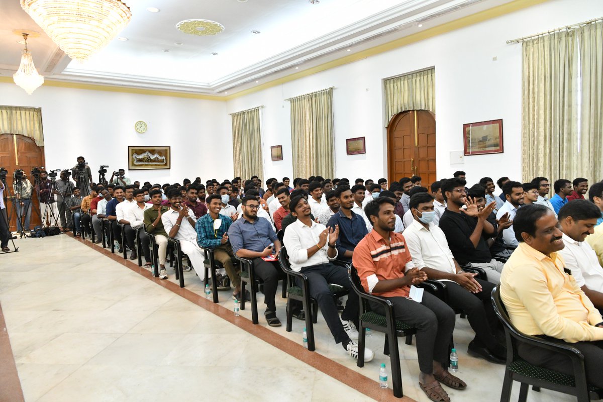 lokbhavan_tn's tweet photo. மாநில சட்டப்பேரவையில் நிறைவேற்றப்படும் மசோதா மீது முடிவெடுக்க அரசியலமைப்பின் 200வது விதியின்படி ஆளுநருக்கு 3 வாய்ப்புகள் உள்ளன. முதலாவதாக மசோதா சரியாக இருந்தால் ஒப்புதல் தரலாம். 2வது, மசோதா சரியில்லை என்றால் நிறுத்தி வைக்கலாம். அது கிட்டத்தட்ட நிராகரிப்பதாகவே அர்த்தம்.... (1/8) https://t.co/4VEskpD1rc