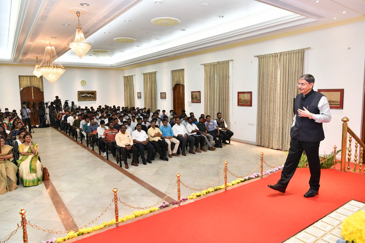 lokbhavan_tn's tweet photo. மாநில சட்டப்பேரவையில் நிறைவேற்றப்படும் மசோதா மீது முடிவெடுக்க அரசியலமைப்பின் 200வது விதியின்படி ஆளுநருக்கு 3 வாய்ப்புகள் உள்ளன. முதலாவதாக மசோதா சரியாக இருந்தால் ஒப்புதல் தரலாம். 2வது, மசோதா சரியில்லை என்றால் நிறுத்தி வைக்கலாம். அது கிட்டத்தட்ட நிராகரிப்பதாகவே அர்த்தம்.... (1/8) https://t.co/4VEskpD1rc