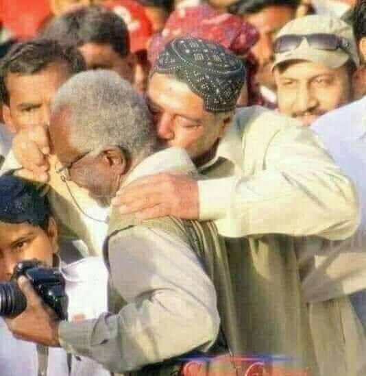 ImamKeeryo1's tweet photo. See his love &amp; feeling for people of Sindh. In this picture, Bashir Khan Qureshi is hugging &amp; kissing a senior Photojournalist #AkbarBaloch of Liyari. #BashirKhanQureshi https://t.co/MBxfPTMHZW