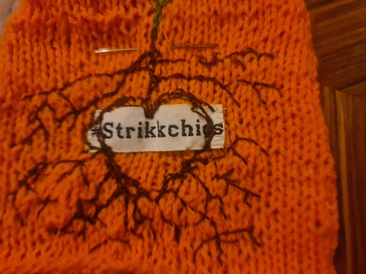 StrikkChics's tweet photo. Roots. #strikkchics #embroidery https://t.co/SEcaLJITAq