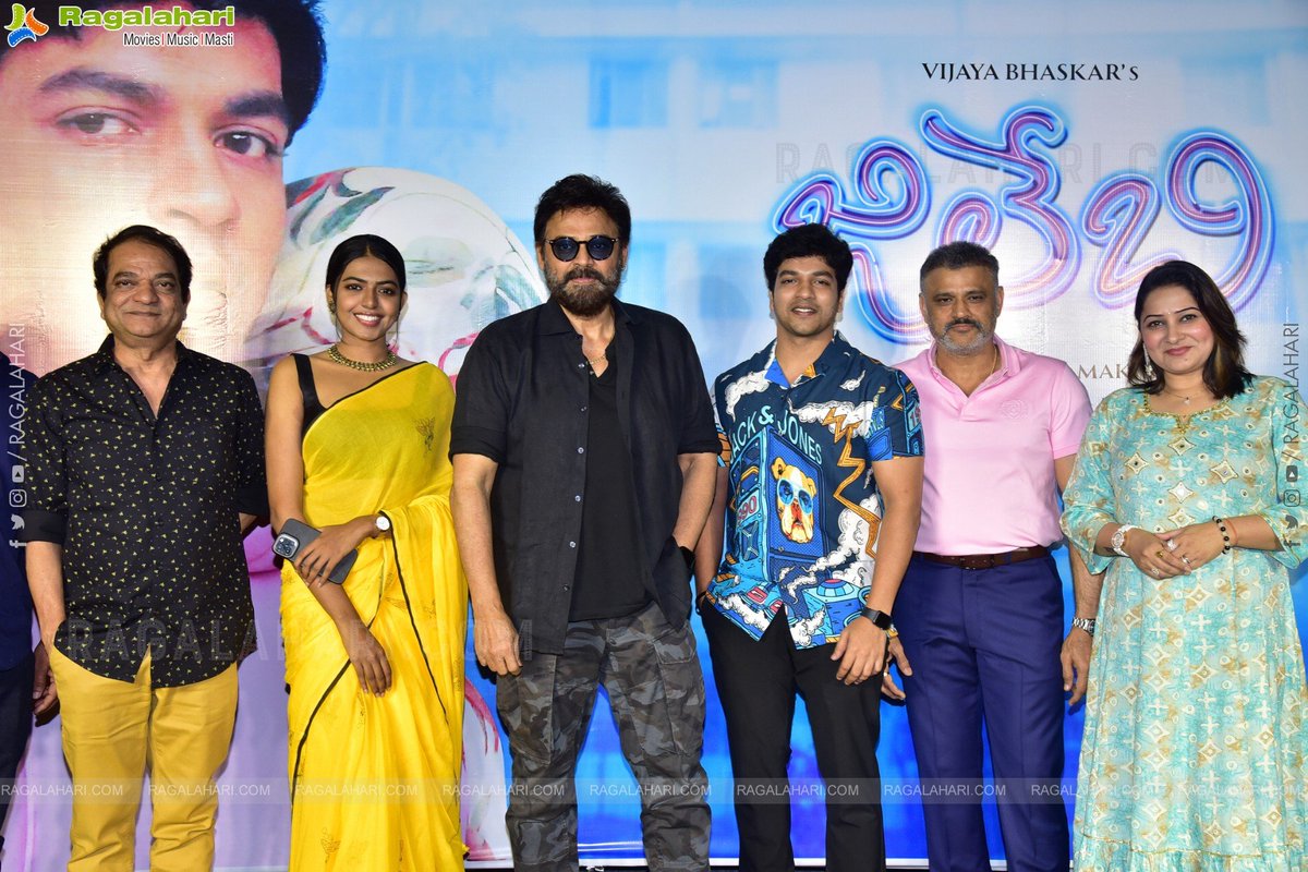 A few Glimpses from the exciting team of #Jilebi is all smiles and elated at the First Look Launch by Victory @VenkyMama garu

#జిలేబి #Jilebi 
@kamalsayz @Rshivani_1 #VijayaBhaskar 🎥 

#GunturuRamaKrishna #Manisharma @srkartsofficial #VijayaBhaskarKraft #AnjuAsraniKreations