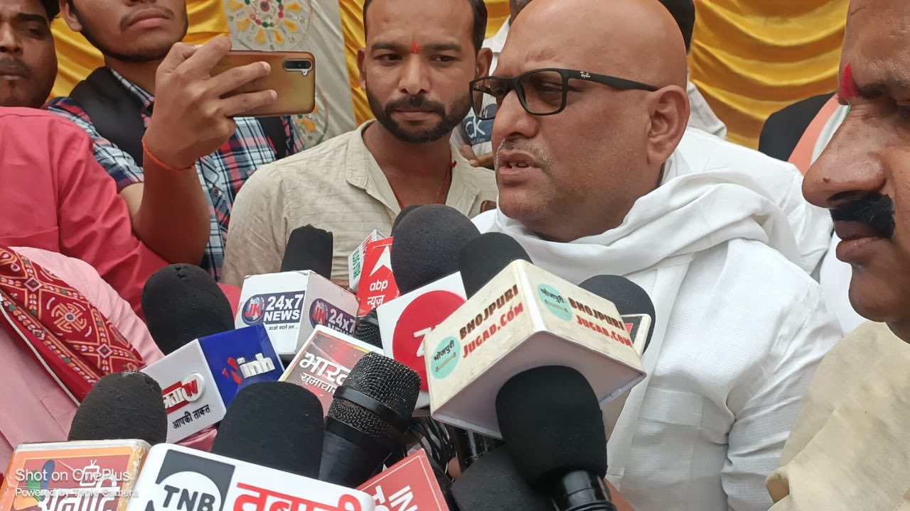 भोजपुरी अभिनेत्री आकांक्षा दुबे की तेरहवीं में शामिल हुए कांग्रेस नेता अजय रायCongress leader Ajay Rai attended Bhojpuri actress Akanksha Dubey's thirteenth 