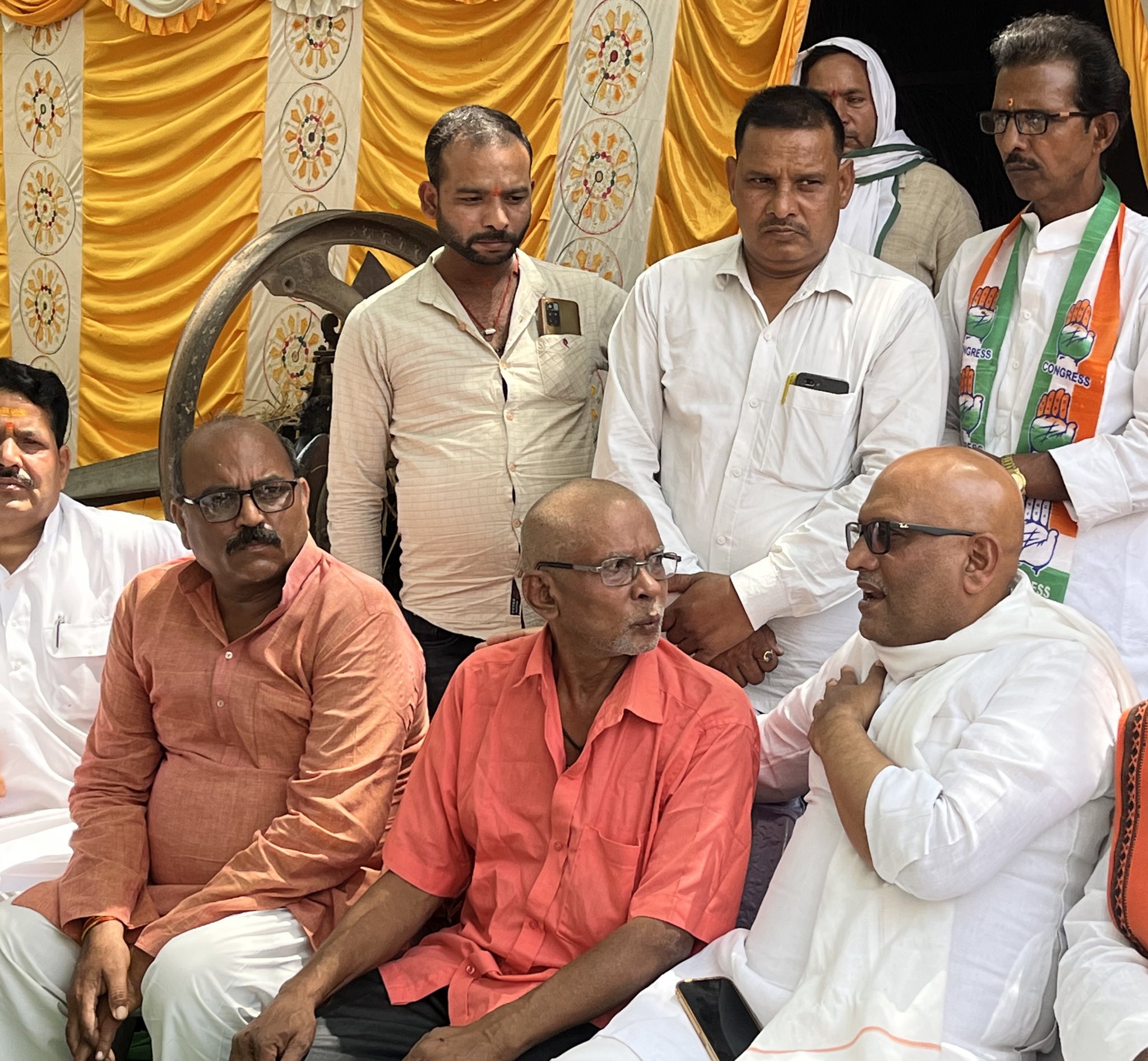 भोजपुरी अभिनेत्री आकांक्षा दुबे की तेरहवीं में शामिल हुए कांग्रेस नेता अजय रायCongress leader Ajay Rai attended Bhojpuri actress Akanksha Dubey's thirteenth 