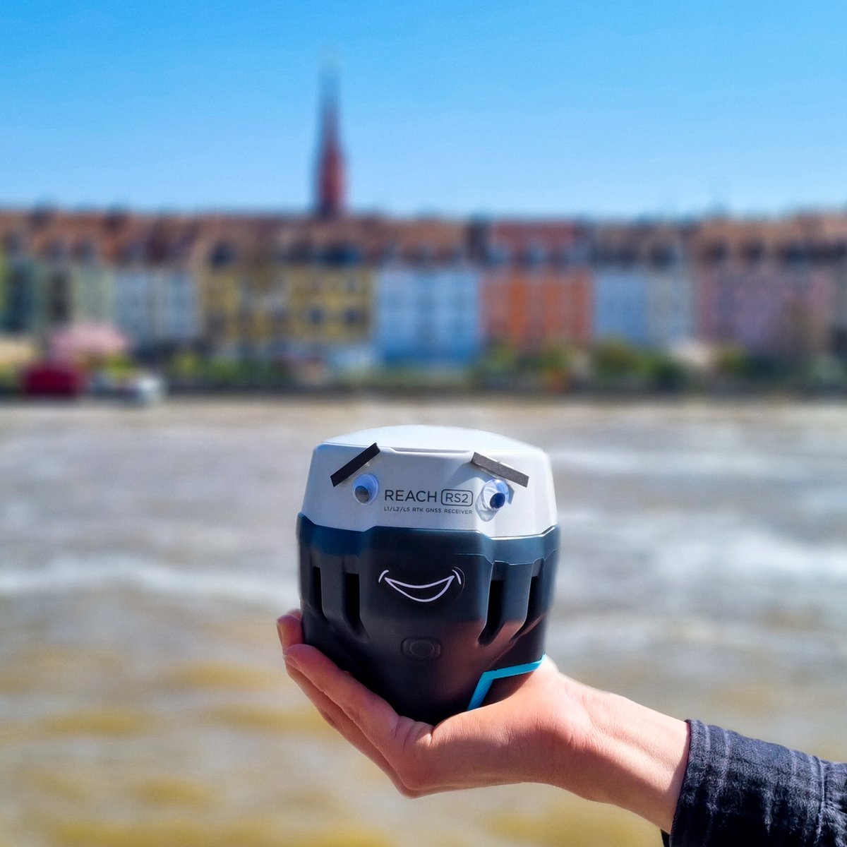 topodat's tweet photo. #Drohnhilde haben wir euch schon vorgestellt - jetzt wird es Zeit, auch #Messbert kennenzulernen. Messbert ist ein @emlid Reach RS2 und wir nutzen ihn in erster Linie, um Passpunkte aufzumessen. Dazu bald mehr.
#Topodat #Messgerät #GNSS #Satellitennavigation #RTK #Emlid https://t.co/r9qCOl06eW