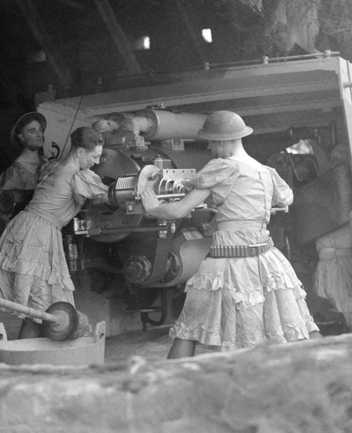 historic-vids-on-twitter-in-ww2-drag-shows-were-popular-with-the