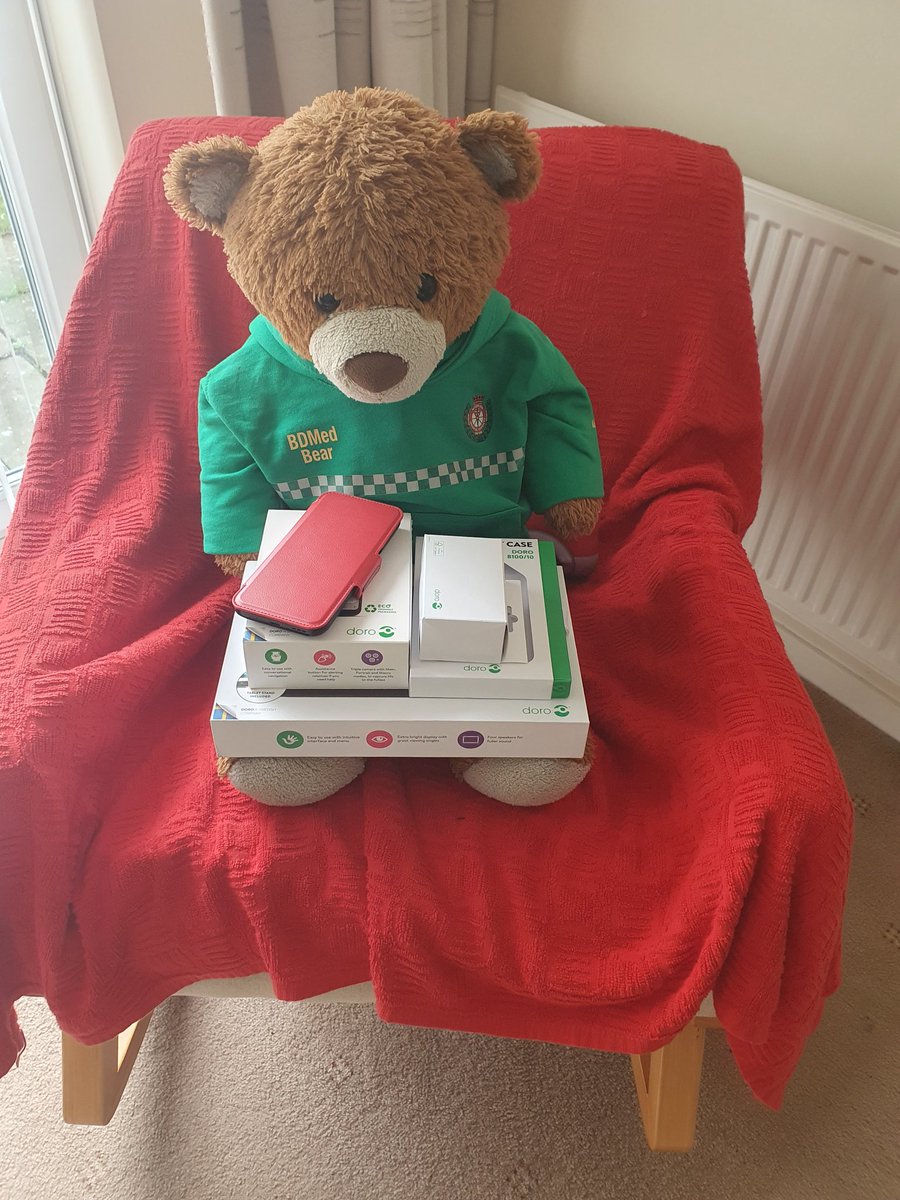 BDMed_Bear's tweet photo. Helping my nanny set up her new #technology today, she's absolutely ancient so needed an easy to use phone &amp; tablet! *cheeky ears &amp; giggles* luckily @DoroUK_Ireland offer just that!! #bearswithjobs #HelpfulBears #bearsfamily #KeepInTouch https://t.co/bfcHzI3l01